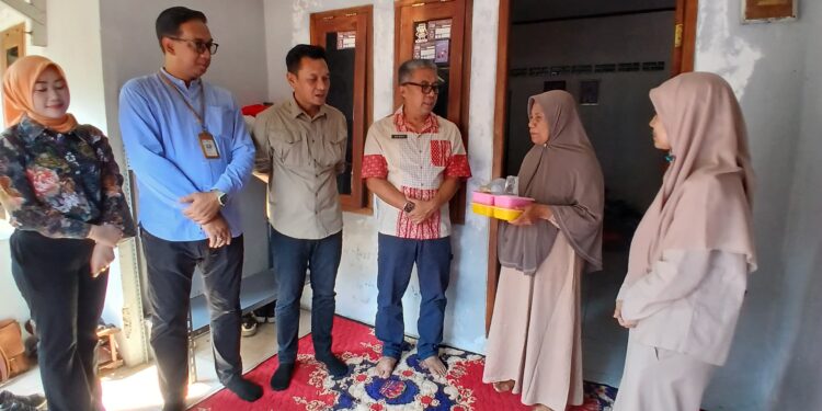 Denny Mulyadi Serahkan Bantuan Permakanan bagi Lansia