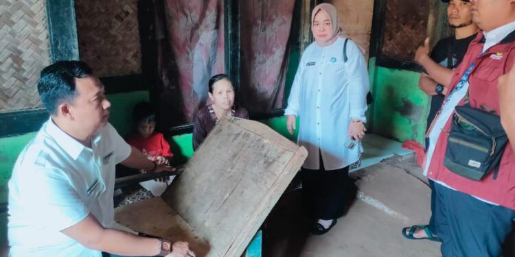 Camat Cileungsi Sambangi Warga Sakit Kanker Rektum