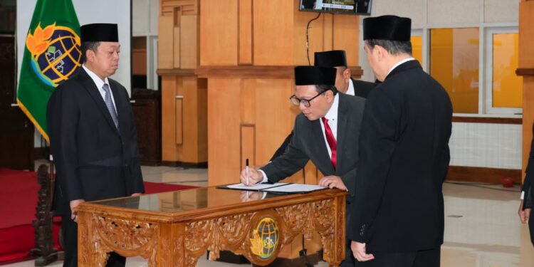 Lantik Pejabat Struktural, Menteri ATR/Kepala BPN: Layani Masyarakat dengan Hati, Bukan Transaksi