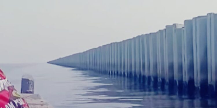 Kemarin Pagar Laut, Kini Tanggul Beton: Nasib Nelayan di Batasi