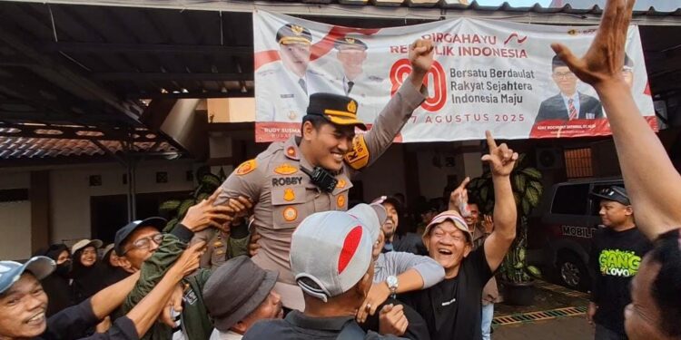 Pengamanan Humanis Warnai Aksi Demo Warga Bojong Kulur di Kantor Desa