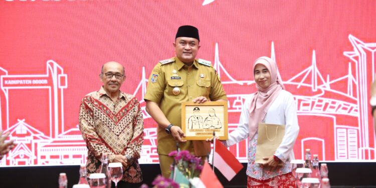 Rudy Susmanto Hadiahi Ibadah Umroh Gratis Dan Bantuan Kaki Palsu Untuk Tokoh Inspiratif Kabupaten Bogor
