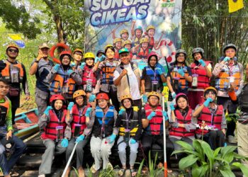 Mahasiswa Univ Pakuan Ikut Bebersih dan Susur Sungai Cikeas