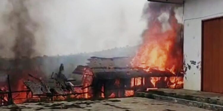 Dua Rumah di Sukawangi Ludes Dilalap Api, Warga Gotong Royong Padamkan Api