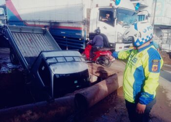 Minim Rambu Proyek, Mobil Pickup Terperosok di Jalan Mercedes Benz Gunung Putri
