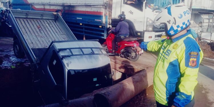 Minim Rambu Proyek, Mobil Pickup Terperosok di Jalan Mercedes Benz Gunung Putri