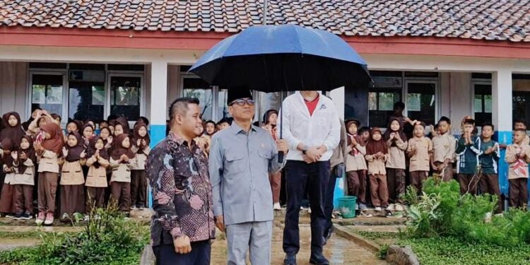 Meski Hujan, Mendes Yandri Tetap Semangat Sambangi Warga Sukawangi