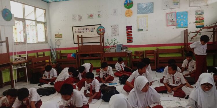 Bak Angkringan, Siswa SDN 05 Cicadas Belajar Lesehan