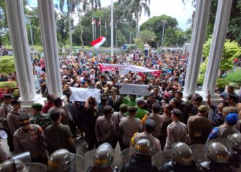 Sopir dan Pemilik Angkot di Kota Bogor Gelar Unjuk Rasa Tuntut Perpanjangan Usia Operasional