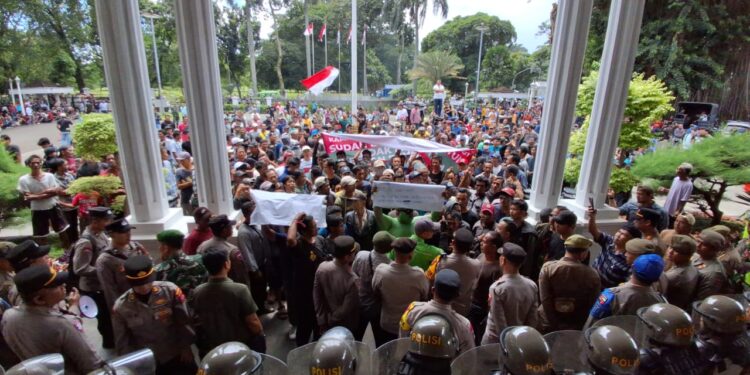 Sopir dan Pemilik Angkot di Kota Bogor Gelar Unjuk Rasa Tuntut Perpanjangan Usia Operasional