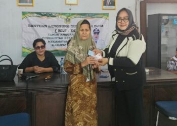 Hj. Nasih Bagikan Langsung BLT-DD Tahap 3.