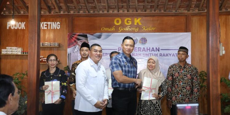 Dampingi Menko AHY Serahkan Sertipikat di Gunungkidul, Wamen Ossy: Ini Wujud Nyata Kolaborasi