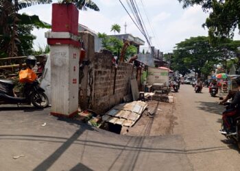 PKL Didepan Taman KNPI Cileungsi Bongkar Bangunan Secara Mandiri.
