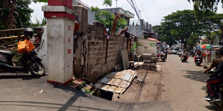 PKL Didepan Taman KNPI Cileungsi Bongkar Bangunan Secara Mandiri.
