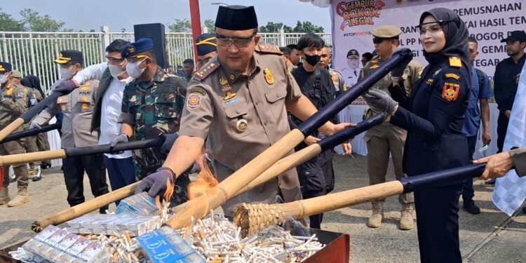 Pemkab Bogor dan Bea Cukai Musnahkan 1,8 Juta Batang Rokok Ilegal dan 13 Ribu Botol Miras Tanpa Izin