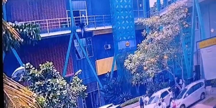 Mahasiswi Diduga Nekat Terjun dari Lantai Tiga Universitas Pakuan, Suasana Kampus Bogor Mendadak Panik
