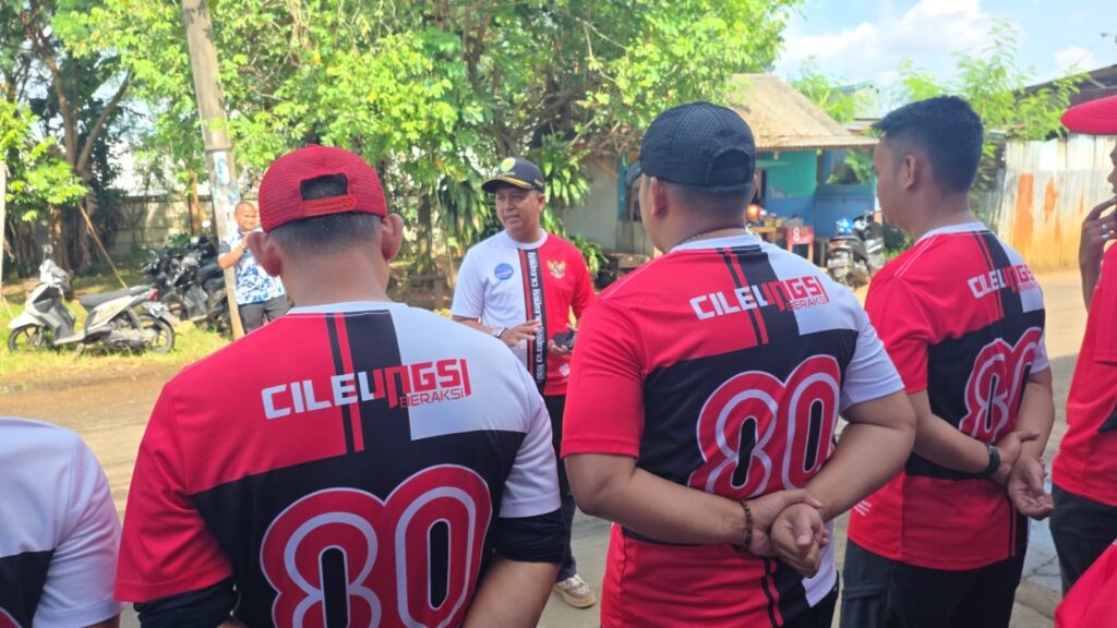Camat Cileungsi, Adi Henryana saat memberikan pengarahan sebelum giat Jumat bersih dilaksanakan (Foto: Deni Supriadi / Aktualita.co.id)