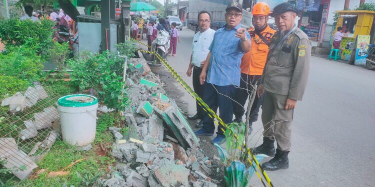 Dewan Fathoni Tinjau Pagar Roboh SDN Gunung Putri 05: Perbaikan Masuk APBD 2026, Meubelair Prioritas 2025