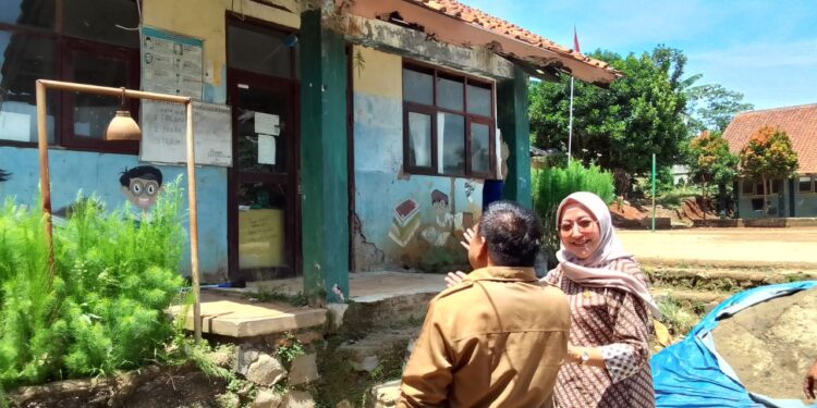 Dewan Hj.Nunur Sambangi 3 SDN di Kecamatan Tanjungsari – SDN Tapos Jadi Sorotan