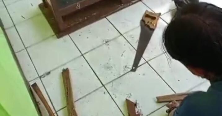Wujud Kepedulian, Karang Taruna Cicadas Perbaiki Meja dan Kursi Rusak SDN 05 Cicadas