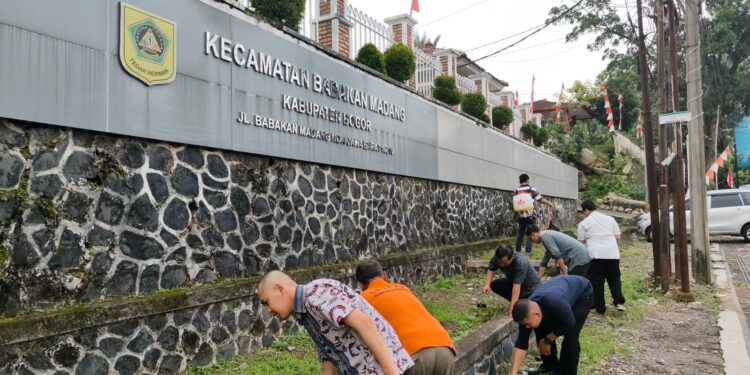 Semangat Kebersamaan Jajaran Kecamatan Babakan Madang di World Cleanup Day 2025