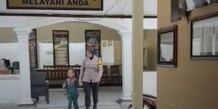 Polwan Polsek Parung Temukan Anak Hilang