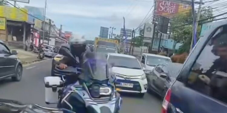 Viral! Oknum Diduga Petugas Lantas Kawal Mobil di Puncak, Polres Bogor Tegaskan Bukan Anggota