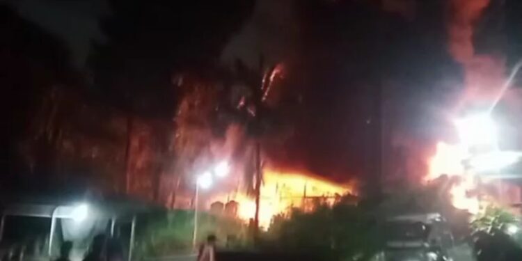 Diduga Korsleting Listrik, Gudang Mobil Golf Terbakar Hebat