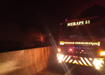 Mobil Box Terbakar Hebat Usai Ditabrak, Pelaku Langsung Kabur