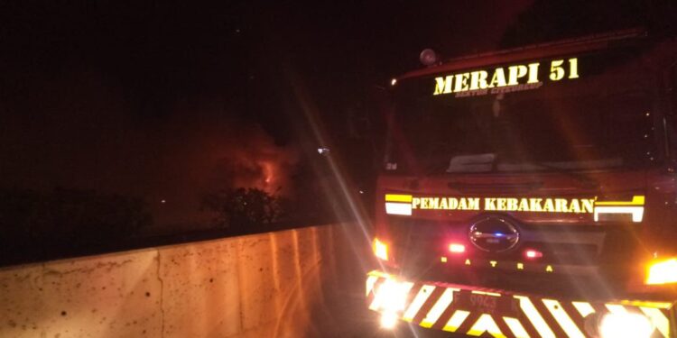Mobil Box Terbakar Hebat Usai Ditabrak, Pelaku Langsung Kabur