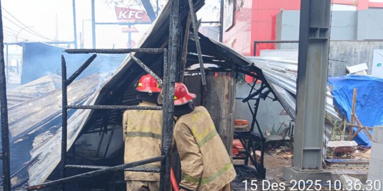 Diduga Korsleting Listrik, Sebuah Bedeng Ludes Terbakar