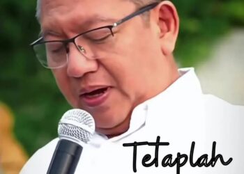 Rektor UII Fathul Wahid saat membacakan puisi Tetaplah Bodoh di Bundaran UGM.