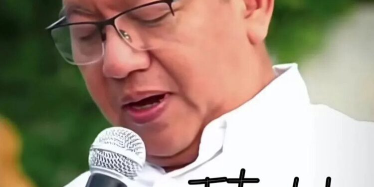 Rektor UII Fathul Wahid saat membacakan puisi Tetaplah Bodoh di Bundaran UGM.