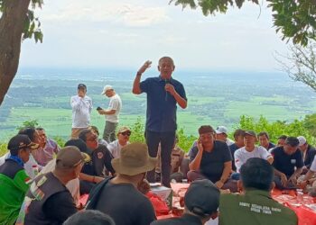 Beben Suhendar bersama para pegiat pemekaran saat meninjau lahan calon pusat pemerintahan Kabupaten Bogor Timur.