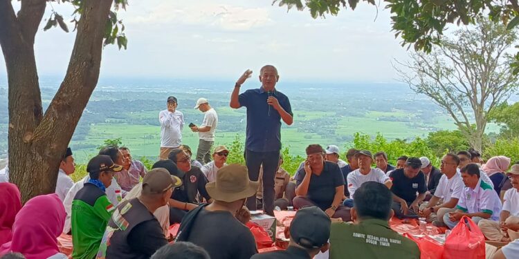 Beben Suhendar bersama para pegiat pemekaran saat meninjau lahan calon pusat pemerintahan Kabupaten Bogor Timur.