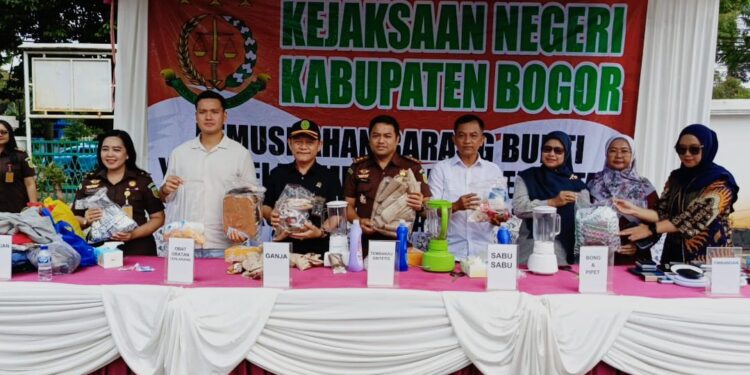 Kejaksaan Negeri (Kejari) Kabupaten Bogor melakukan pemusnahan barang bukti yang sudah berkekuatan hukum tetap (Inkrah) periode Oktober-Desember 2025