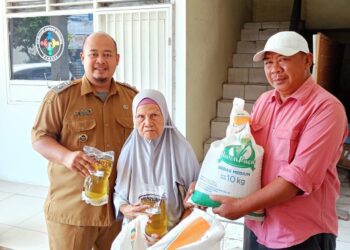 180 KPM Desa Cileungsi Terima Bantuan Pangan