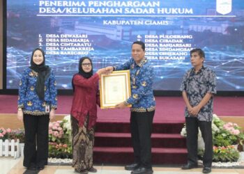 Kepala Desa Singasari Euis Sujana Raih Penghargaan Desa Sadar Hukum