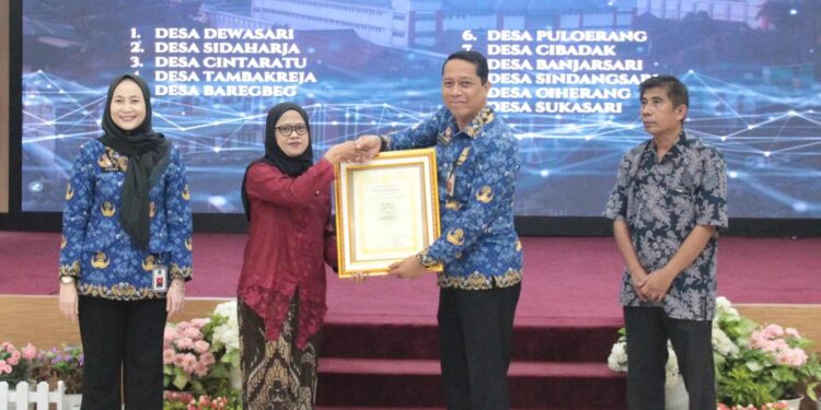 Kepala Desa Singasari Euis Sujana Raih Penghargaan Desa Sadar Hukum