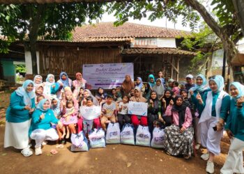 Dukung Kesehatan Masyarakat, PLN UP3 Gunung Putri Gandeng YBM dan Srikandi Salurkan Paket Gizi di Cileungsi