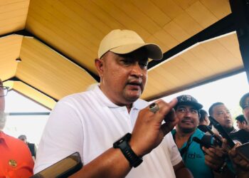 Kolaborasi Hijau: Iwan Fals dan Bupati Rudy Tanam Pohon Sebelum Konser