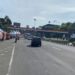 Anggota Pramuka membantu pejalan kaki menyeberang jalan di kawasan Pos Gadog Puncak Bogor.