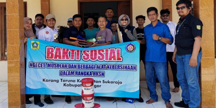 Karang Taruna Kecamatan Sukaraja sedang melakukan pengecatan mushola dalam rangka HKSN 2025.