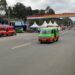 Potret angkutan kota (angkot) yang masih melintas di jalur Puncak Bogor meskipun ada larangan operasional.