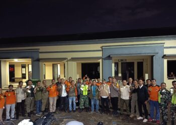 Kepala Desa Nagrak H. Agus Sahruddin memimpin apel kesiapsiagaan malam pergantian tahun 2026.