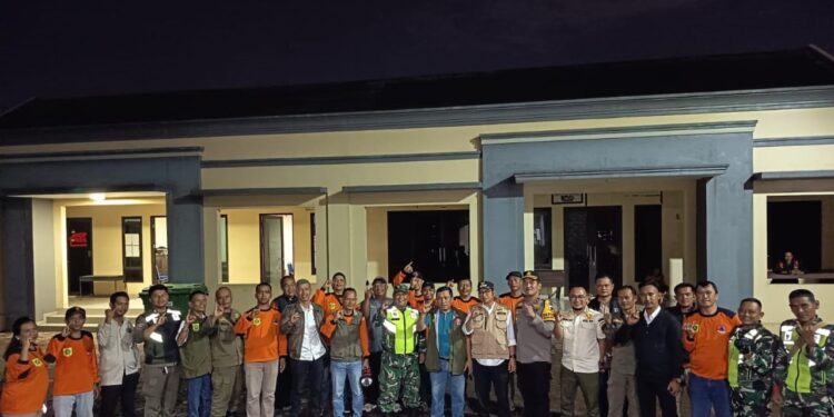 Kepala Desa Nagrak H. Agus Sahruddin memimpin apel kesiapsiagaan malam pergantian tahun 2026.