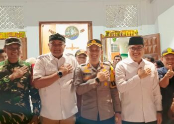 Personel gabungan TNI, Polri, dan Banser bersiaga mengamankan ibadah malam Natal di Gereja Paroki Cibinong