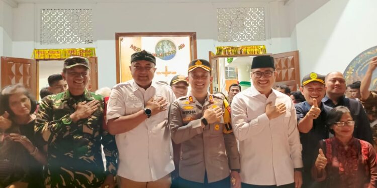 Personel gabungan TNI, Polri, dan Banser bersiaga mengamankan ibadah malam Natal di Gereja Paroki Cibinong