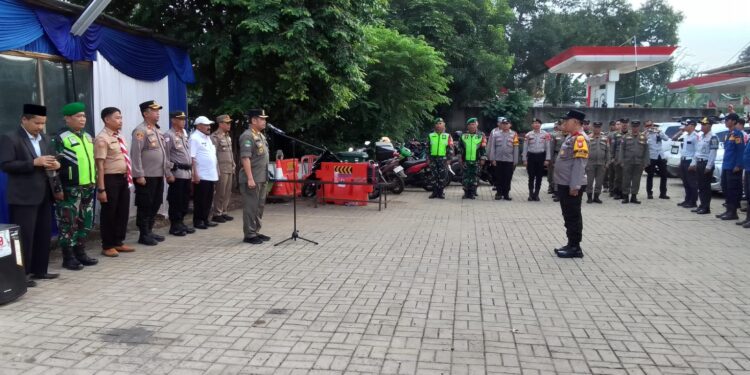 Camat Jonggol Andri Rahman memberikan arahan dalam apel gabungan pengamanan malam Natal 2025