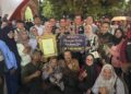 Kepala Desa Gunungputri Daman Huri saat menerima penghargaan Juara III Anugerah Gapura Sri Baduga 2025 di Bandung.